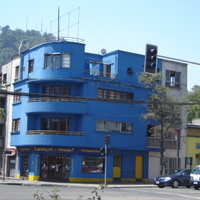 Santiago de Chilébe kerülvén lenyűgözött a Bauhaus-jellegű köz- és lakóépületek szépsége és sokasága, amely izgalmasan egyedi arculatot biztosít a városnak. Santiago de Chilébe kerülvén lenyűgözött a Bauhaus-jellegű köz- és lakóépületek szépsége és sokasága, amely izgalmasan egyedi arculatot biztosít a városnak.