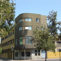 Santiago de Chilébe kerülvén lenyűgözött a Bauhaus-jellegű köz- és lakóépületek szépsége és sokasága, amely izgalmasan egyedi arculatot biztosít a városnak. 