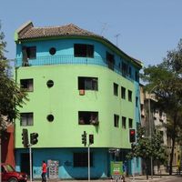 Santiago de Chilébe kerülvén lenyűgözött a Bauhaus-jellegű köz- és lakóépületek szépsége és sokasága, amely izgalmasan egyedi arculatot biztosít a városnak. Santiago de Chilébe kerülvén lenyűgözött a Bauhaus-jellegű köz- és lakóépületek szépsége és sokasága, amely izgalmasan egyedi arculatot biztosít a városnak.