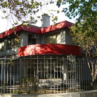 Santiago de Chilébe kerülvén lenyűgözött a Bauhaus-jellegű köz- és lakóépületek szépsége és sokasága, amely izgalmasan egyedi arculatot biztosít a városnak. Santiago de Chilébe kerülvén lenyűgözött a Bauhaus-jellegű köz- és lakóépületek szépsége és sokasága, amely izgalmasan egyedi arculatot biztosít a városnak.