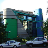 Santiago de Chilébe kerülvén lenyűgözött a Bauhaus-jellegű köz- és lakóépületek szépsége és sokasága, amely izgalmasan egyedi arculatot biztosít a városnak. Santiago de Chilébe kerülvén lenyűgözött a Bauhaus-jellegű köz- és lakóépületek szépsége és sokasága, amely izgalmasan egyedi arculatot biztosít a városnak.