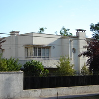 Santiago de Chilébe kerülvén lenyűgözött a Bauhaus-jellegű köz- és lakóépületek szépsége és sokasága, amely izgalmasan egyedi arculatot biztosít a városnak. Santiago de Chilébe kerülvén lenyűgözött a Bauhaus-jellegű köz- és lakóépületek szépsége és sokasága, amely izgalmasan egyedi arculatot biztosít a városnak.