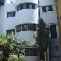 Santiago de Chilébe kerülvén lenyűgözött a Bauhaus-jellegű köz- és lakóépületek szépsége és sokasága, amely izgalmasan egyedi arculatot biztosít a városnak. Santiago de Chilébe kerülvén lenyűgözött a Bauhaus-jellegű köz- és lakóépületek szépsége és sokasága, amely izgalmasan egyedi arculatot biztosít a városnak.