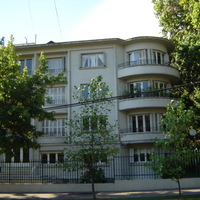 Santiago de Chilébe kerülvén lenyűgözött a Bauhaus-jellegű köz- és lakóépületek szépsége és sokasága, amely izgalmasan egyedi arculatot biztosít a városnak. Santiago de Chilébe kerülvén lenyűgözött a Bauhaus-jellegű köz- és lakóépületek szépsége és sokasága, amely izgalmasan egyedi arculatot biztosít a városnak.