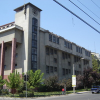 Santiago de Chilébe kerülvén lenyűgözött a Bauhaus-jellegű köz- és lakóépületek szépsége és sokasága, amely izgalmasan egyedi arculatot biztosít a városnak. Santiago de Chilébe kerülvén lenyűgözött a Bauhaus-jellegű köz- és lakóépületek szépsége és sokasága, amely izgalmasan egyedi arculatot biztosít a városnak.