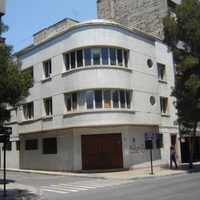 Santiago de Chilébe kerülvén lenyűgözött a Bauhaus-jellegű köz- és lakóépületek szépsége és sokasága, amely izgalmasan egyedi arculatot biztosít a városnak. Santiago de Chilébe kerülvén lenyűgözött a Bauhaus-jellegű köz- és lakóépületek szépsége és sokasága, amely izgalmasan egyedi arculatot biztosít a városnak.