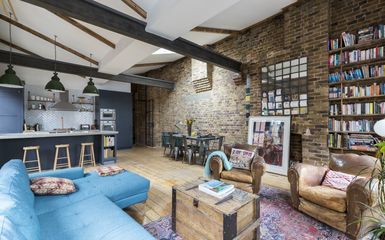 Londoni loft lakás lazulós nappalival és nagy szigetes konyhával