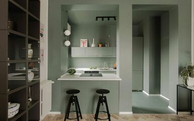 Kis alapterületű milánói lakás Ikea bútorokkal és olivazöld konyhával