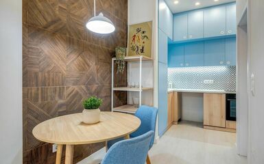 28 m2-es belvárosi kis lakás élénk kék színekkel és méretre gyártott egyedi tervezésű bútorokkal