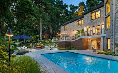 Kőlépcsők, sziklakertek és egy csodás medence – Álomkert az erdő ölelésében