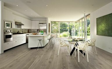 A fa árnyalatainak sokszínű világa a modern burkolatok világában