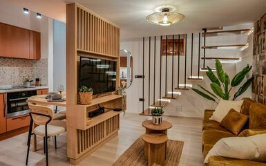 Káprázatos 36 m2-es budapesti galériázott lakás vörösesbarna, zöld és natúr fa színkombinációval