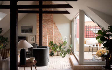 Téglafalak, fény és skandináv báj: lenyűgöző kétszintes tetőtéri lakás Göteborg szívében