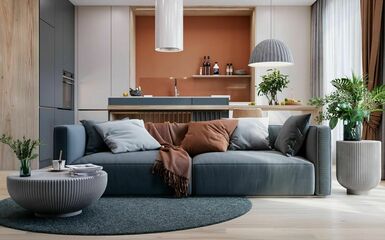 Vibráló színek, okos térszervezés és szokatlan konyhasziget egy 78 m2‑es lakásban