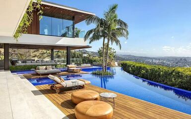 Modern luxus és lebegő panoráma a város felett profi belsőépítészektől